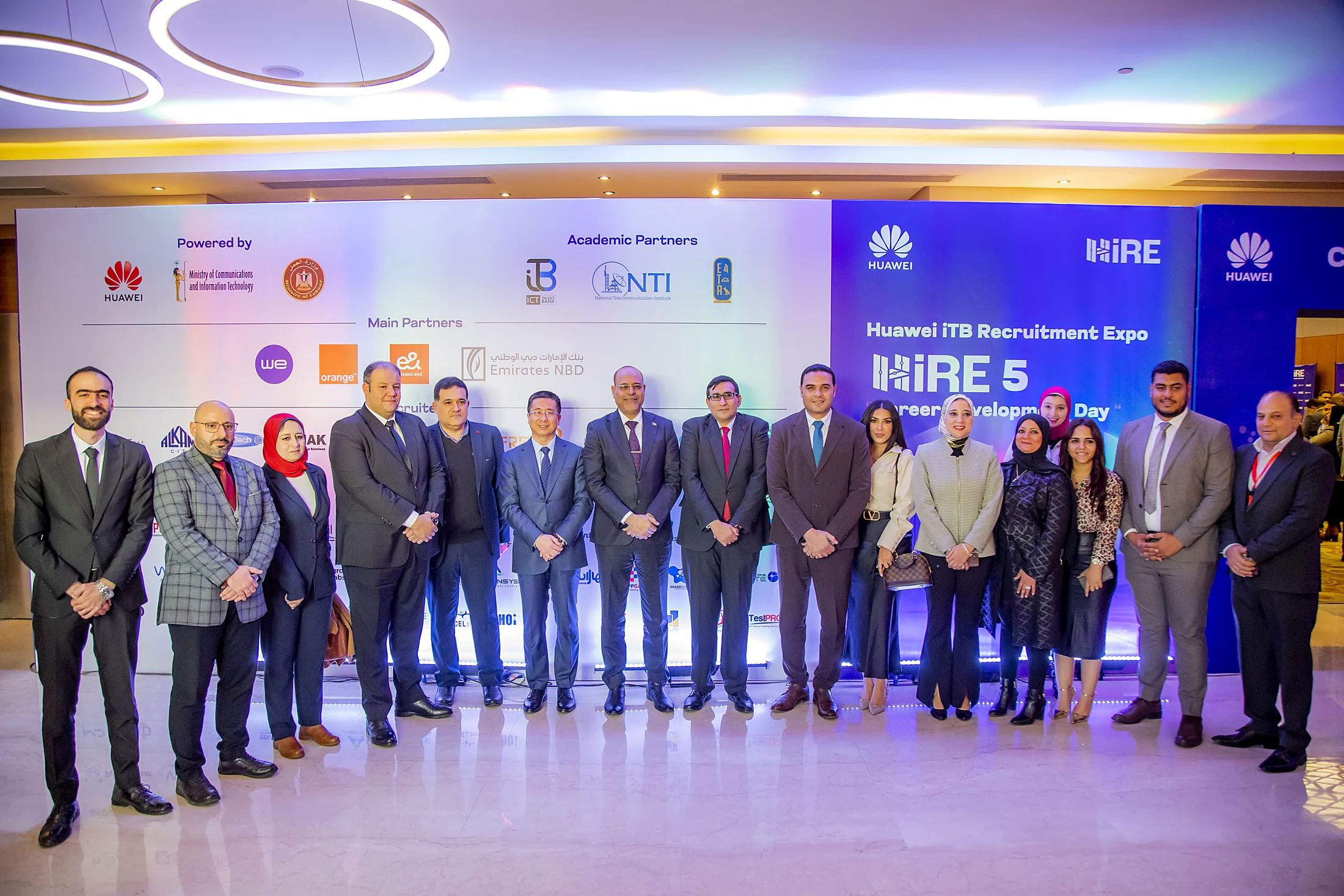 Huawei leaders, ministry officials and partners lined up together on the HiRE 5 stage
